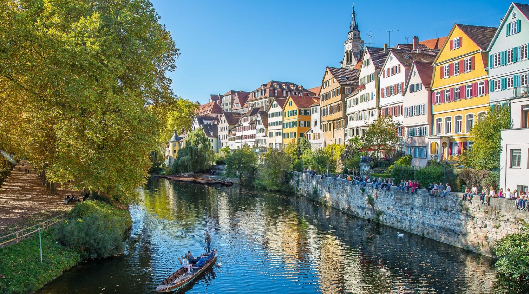 Bild von der Neckarbrücke und bunte Häuserreihe